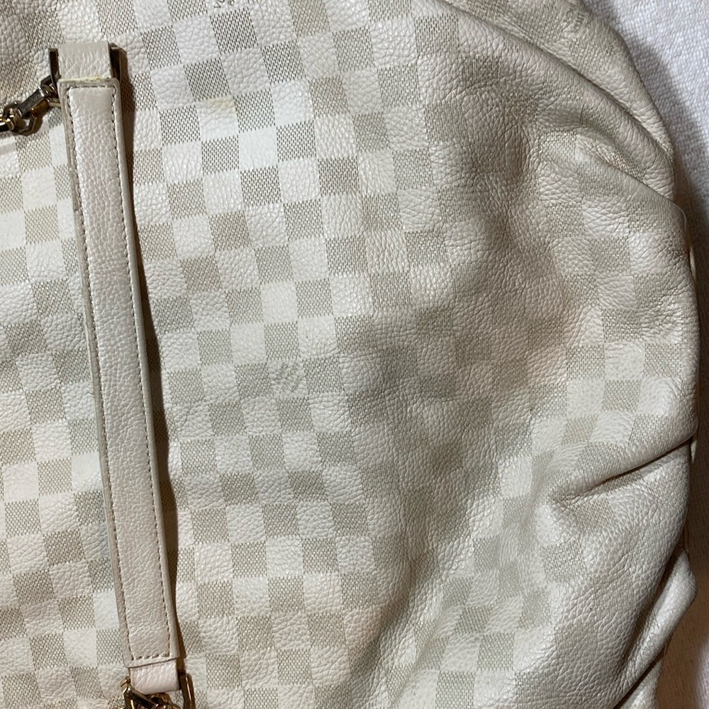 Louis Vuitton Cream Bagwith Checkered Pattern and High-Quality Material
